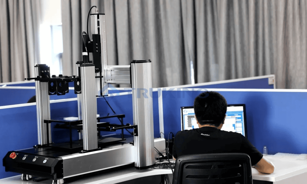 星空体育登录官网入口,星空全站APP下载科技智能检测与视觉识别技术产品线研发工程师在视觉检测平台上做实验